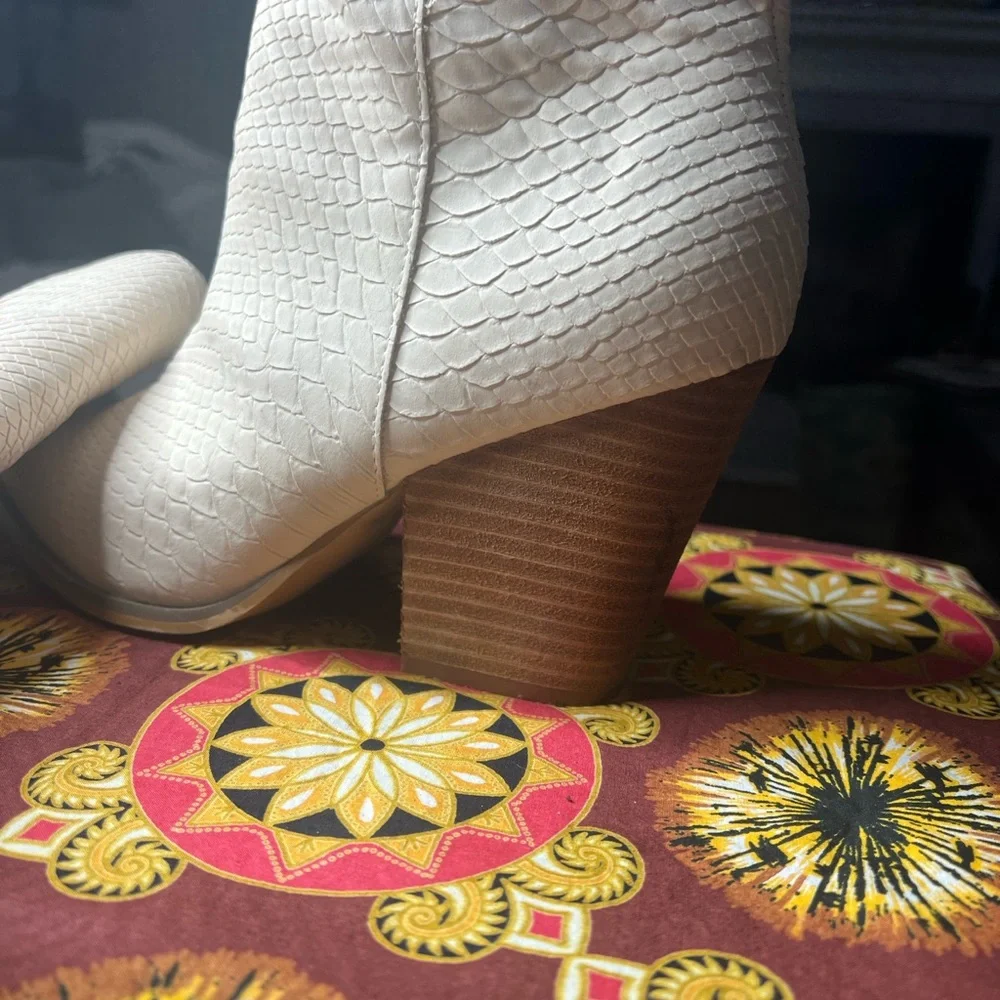 Elegant Oasis Society Cream Oasis SocAnkle Boots - Picture 2 of 13